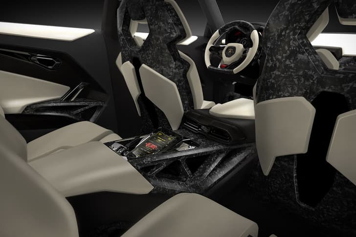 2017 Lamborghini Urus SUV image gallery